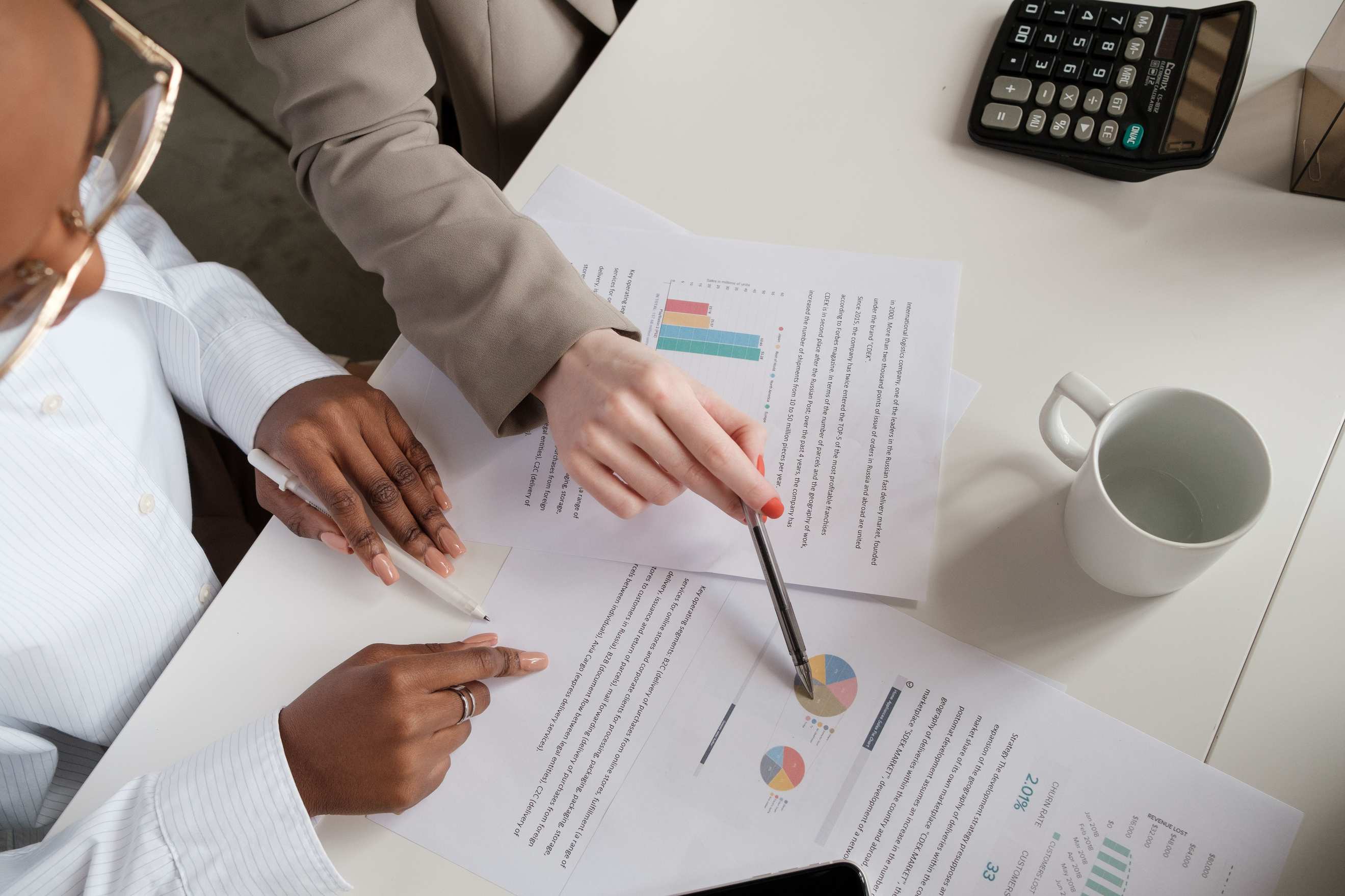 Notizblock und Diagramm auf dem Tisch, charts data analysis