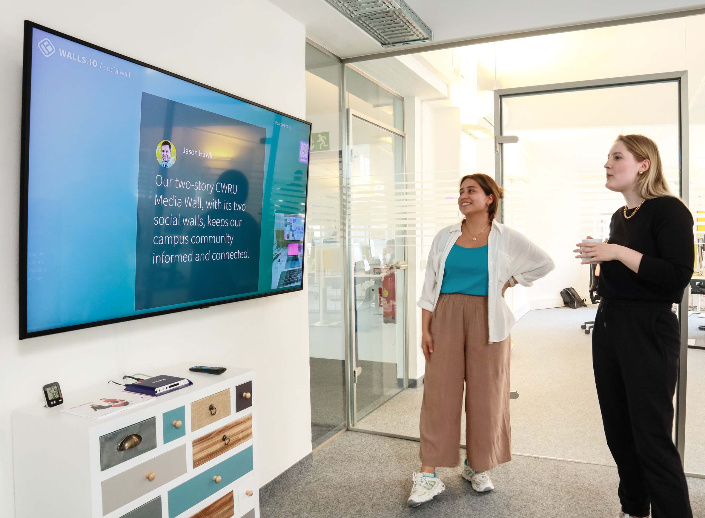 Breiter Schreibtisch mit Laptop und Tabellenkalkulation, office display screen