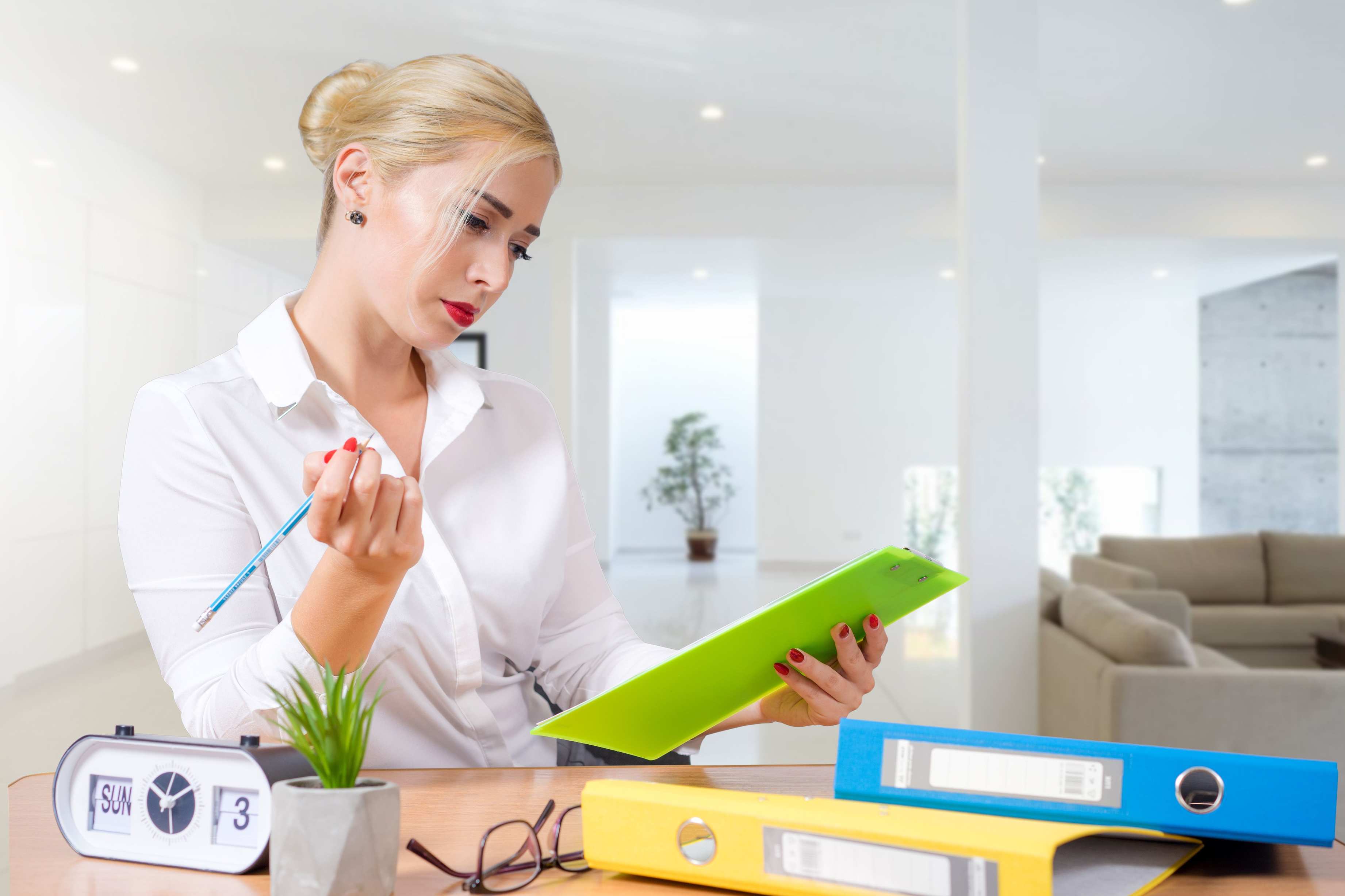 Arbeitsplatz mit Unterlagen und Rechner, office documents folders